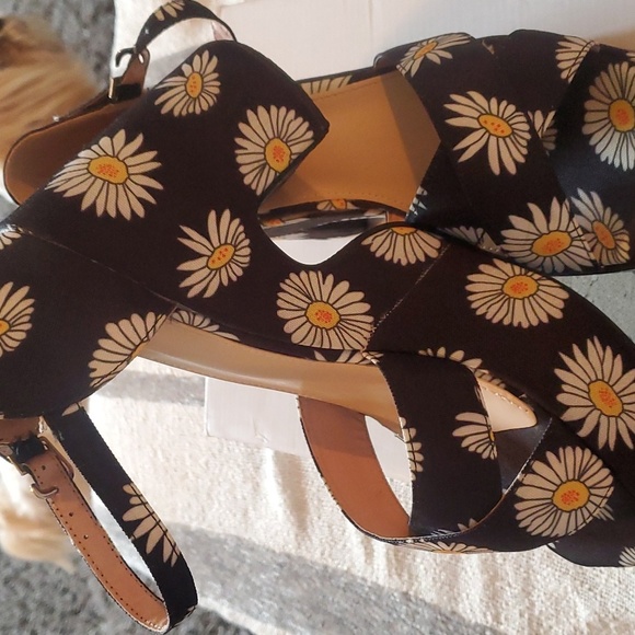 Chunky daisy sandal - Picture 2 of 5